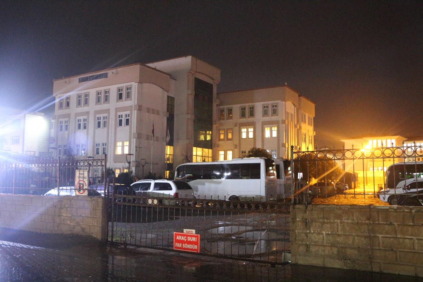 Silopi Adliye Sarayına bomba yerleştirdiği belirtilen zanlılar tutuklandı Silopi Adliye Sarayına bomba yerleştirdiği belirtilen zanlılar tutuklandı